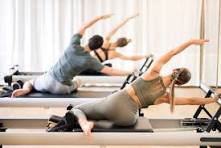 Pilates wordt gecoacht door een professioneel ingestelde lerares