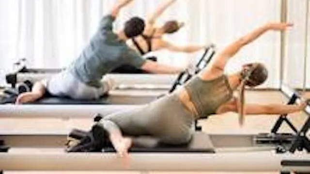 Pilates wordt gecoacht door een professioneel ingestelde lerares
