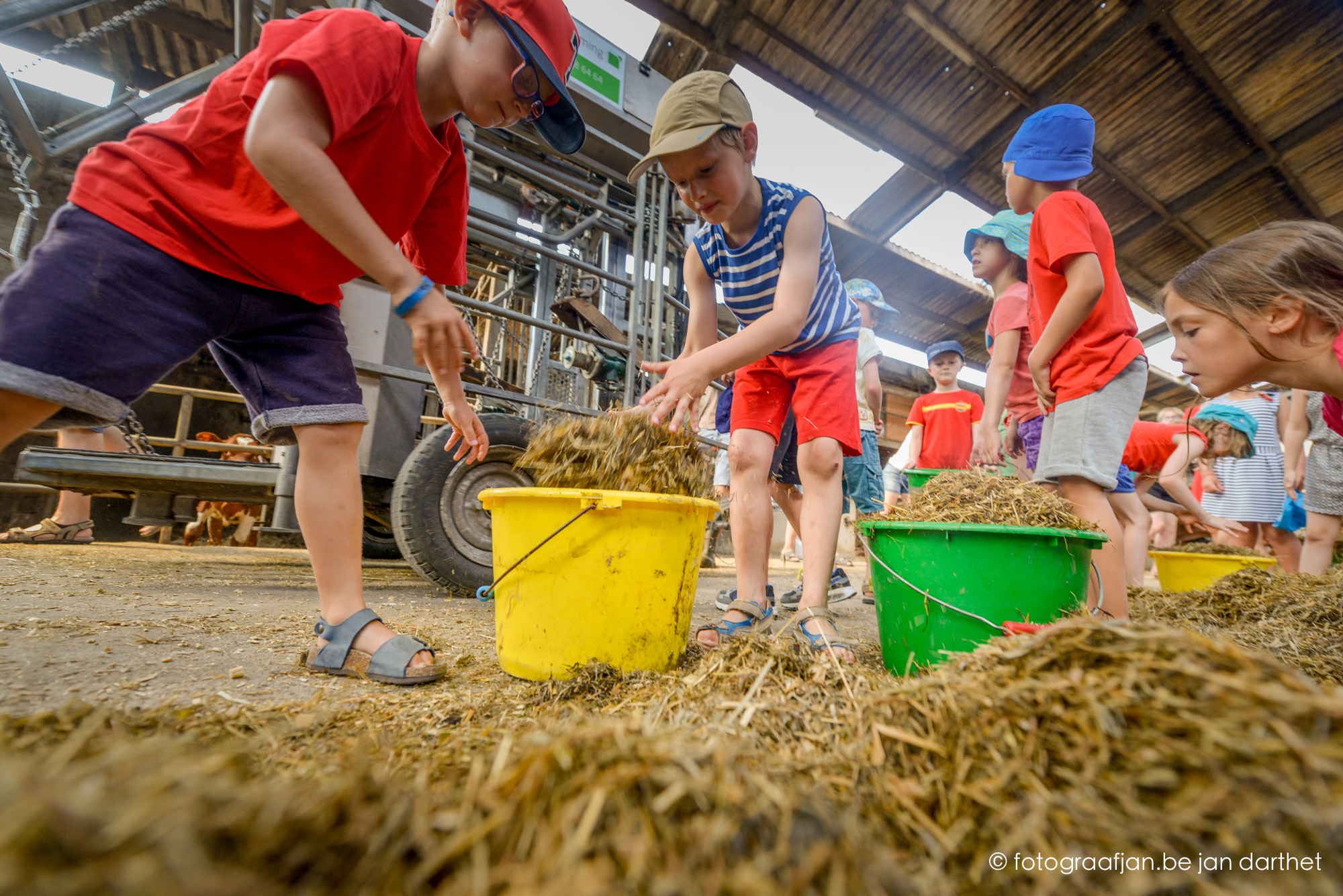 Handen uit de mouwen op de boerderij