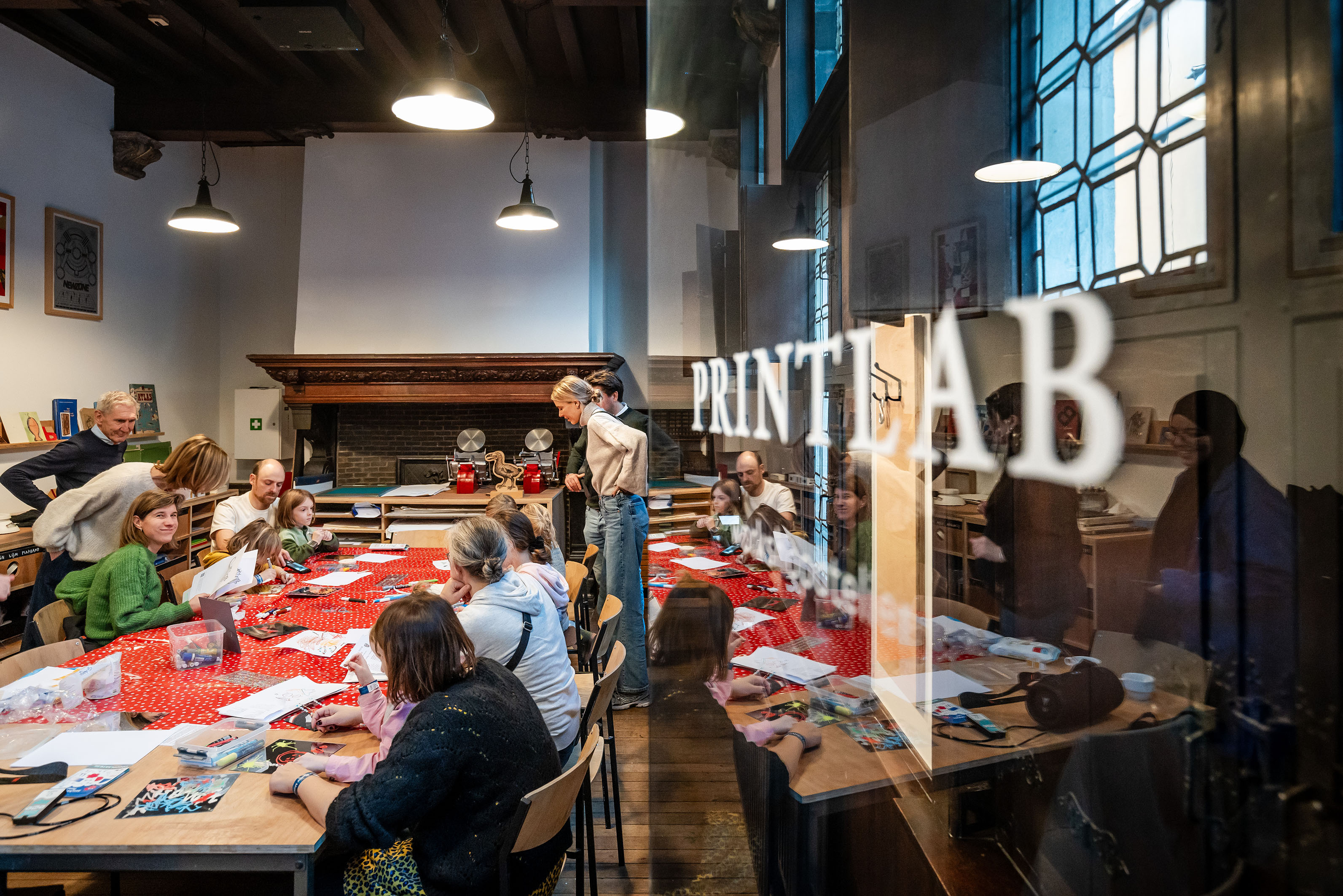 Families aan de slag in het workshopatelier van het Museum Plantin-Moretus