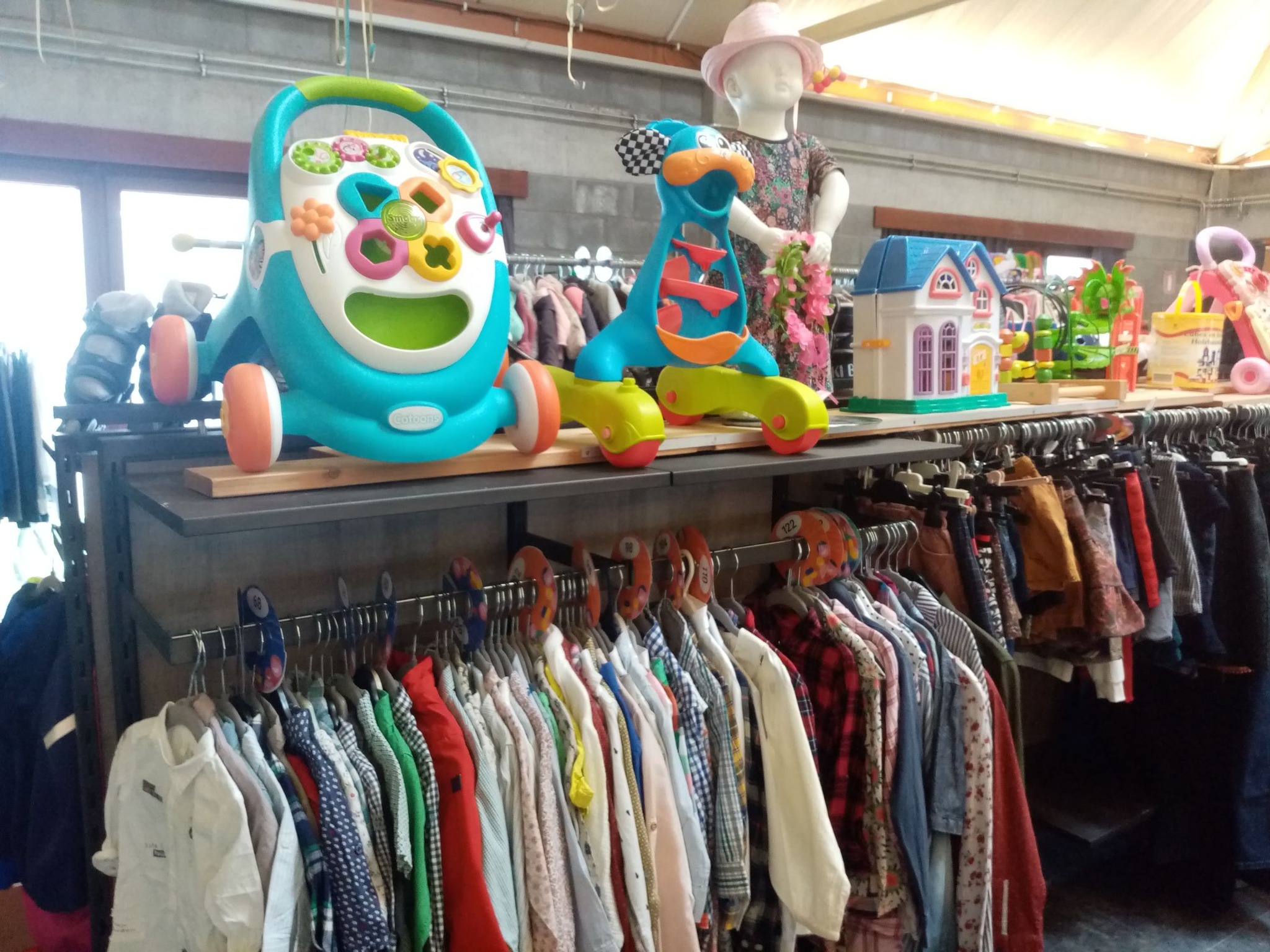 kledingrek mamadepot De Klinge