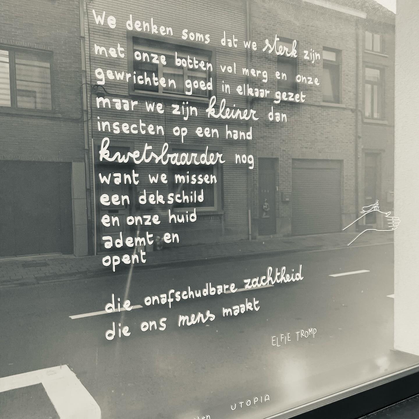 Weesgedicht op een raam getekend