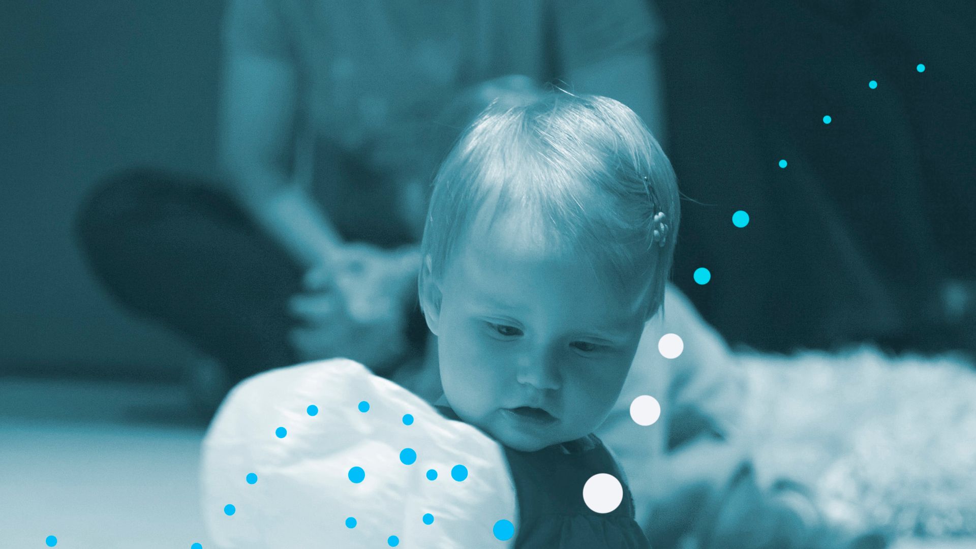 Kind speelt met bal tijdens voorstelling van Wonderland Collectief.