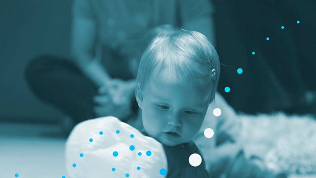 Kind speelt met bal tijdens voorstelling van Wonderland Collectief.