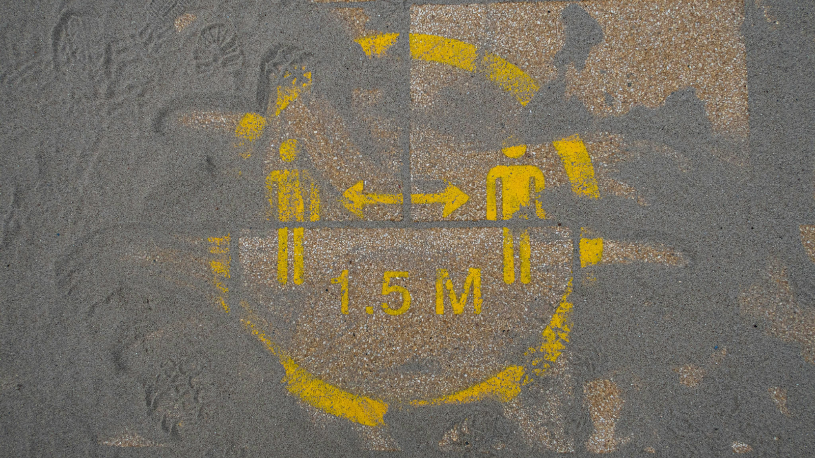 Gele social distancing markering op de grond