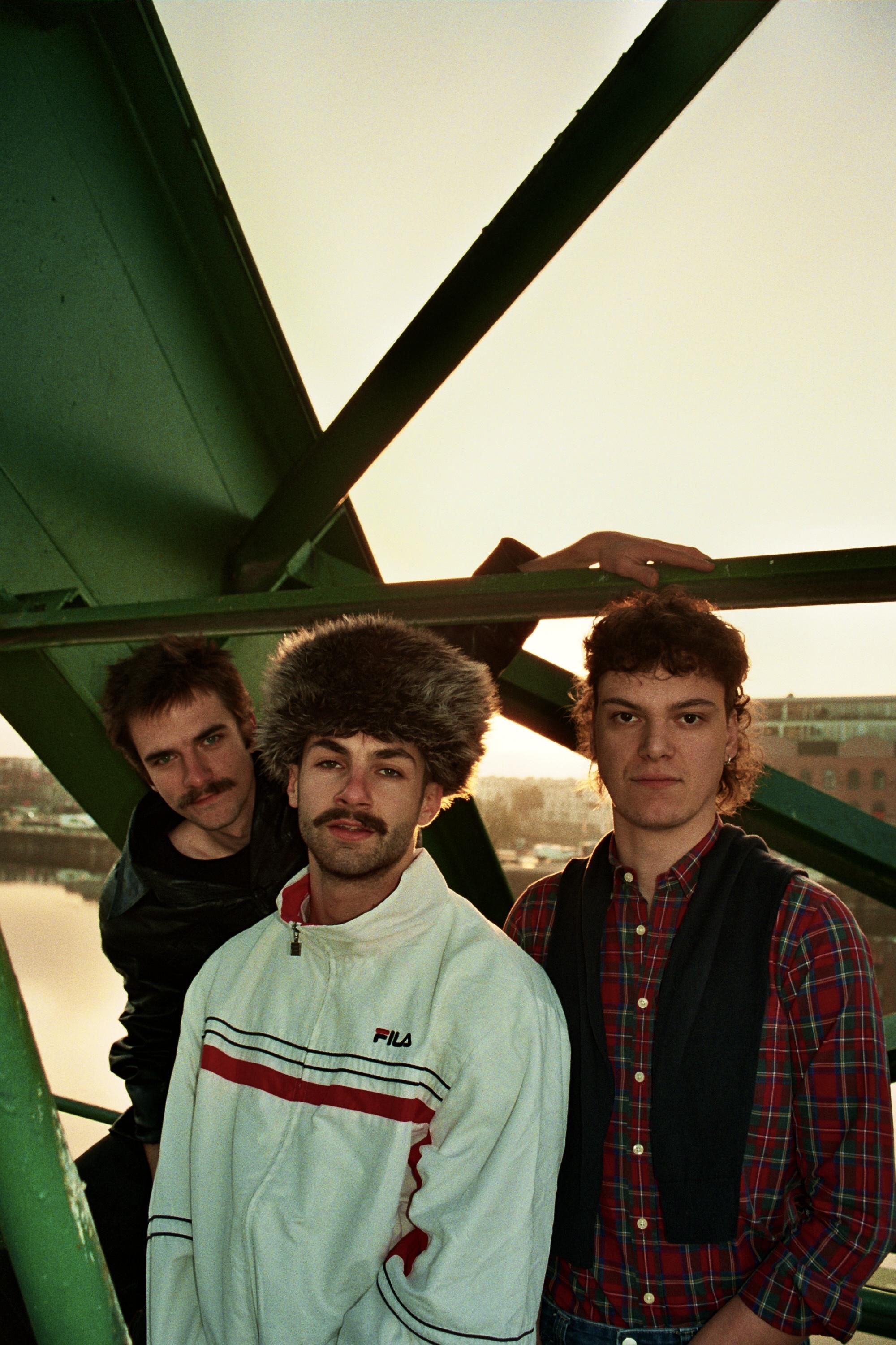 Na elk hoekje van België op stelten gezet te hebben, staat CESAR SUN klaar om hun langverwachte debuutalbum de wijde wereld in te sjotten en geloof ons, daar moet je bij zijn.