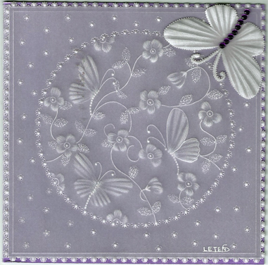 Nadat de patronen zijn gebosseleerd, geperforeerd en geknipt, verbeteren veel kunstenaars het ontwerp verder door kleur toe te voegen met mediums zoals potloden, inkt, acrylverf en stiften.