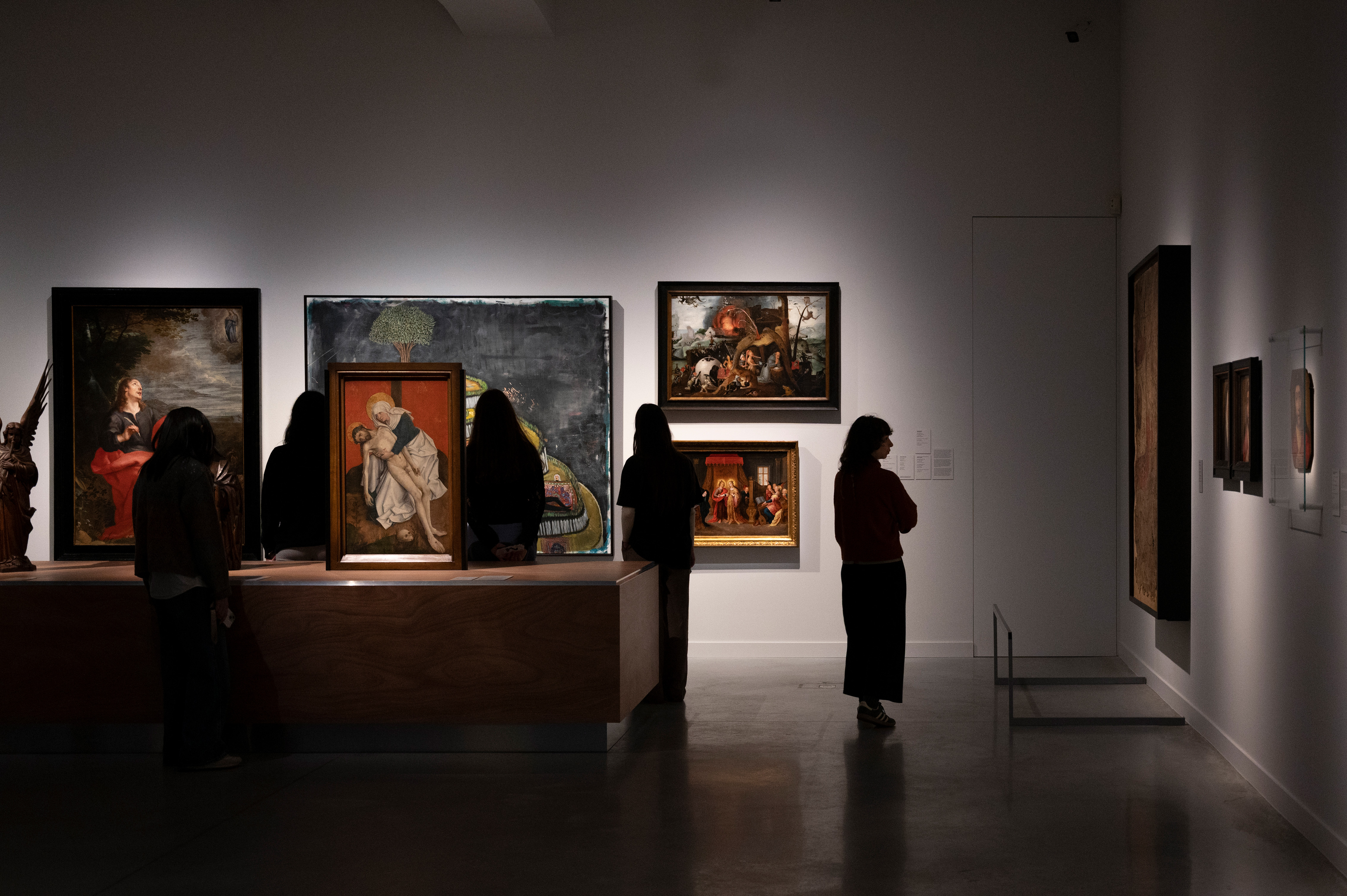 Bezoekers in de 'Collectie van M' in M Leuven