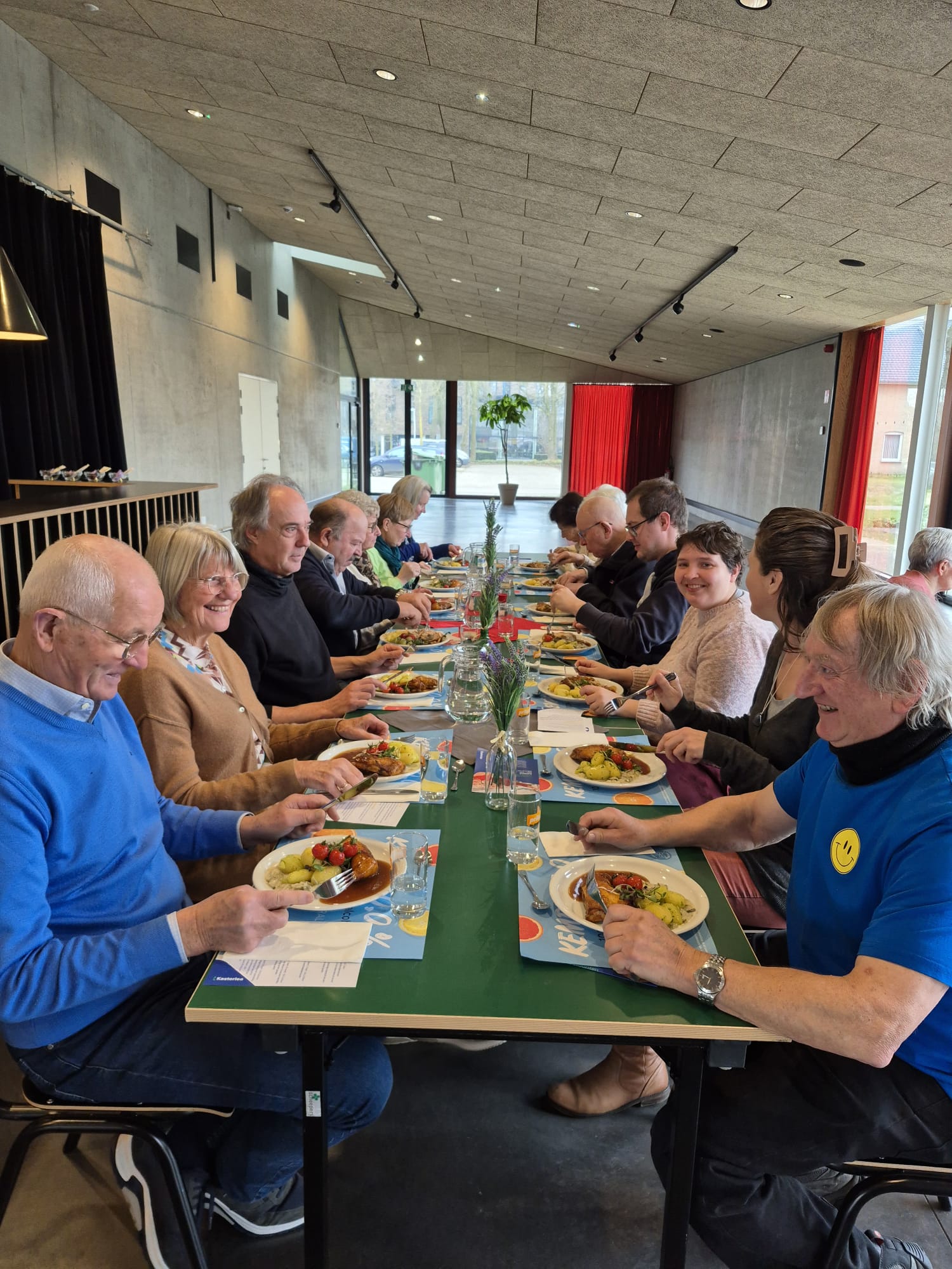 Een gezellige babbel aan tafel tijdens een lekkere maaltijd