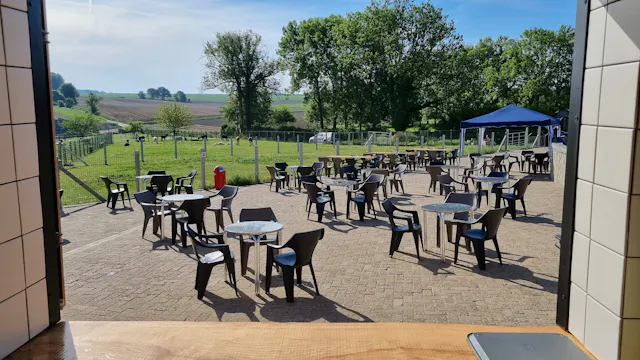 uitzicht van de bar over het terras