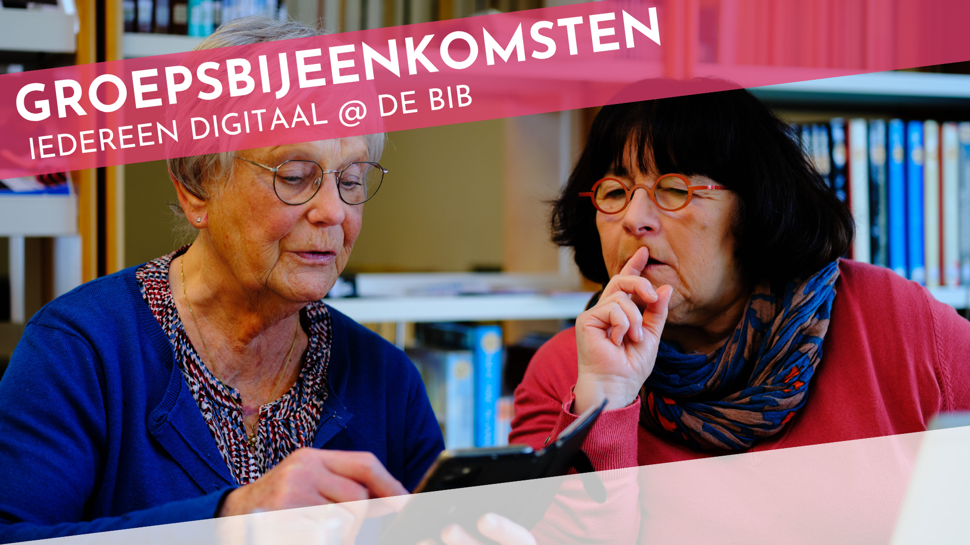 2 personen in bibliotheek met smartphone
