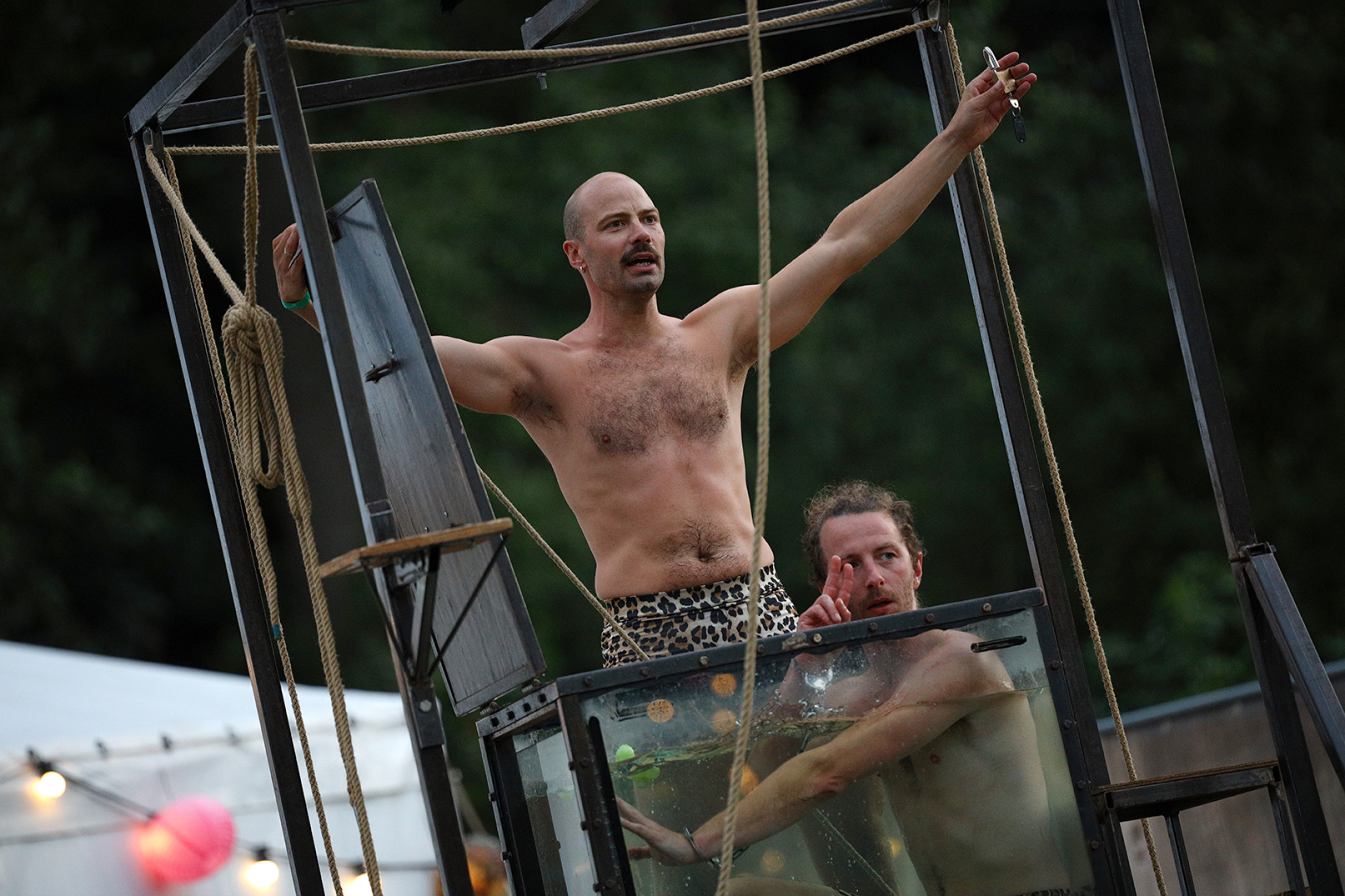 Artiesten tijdens voorstelling The Great Escape