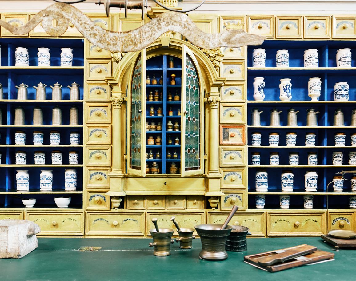 De authentieke apotheekmeubels brengen je terug naar ververvlogen tijden.