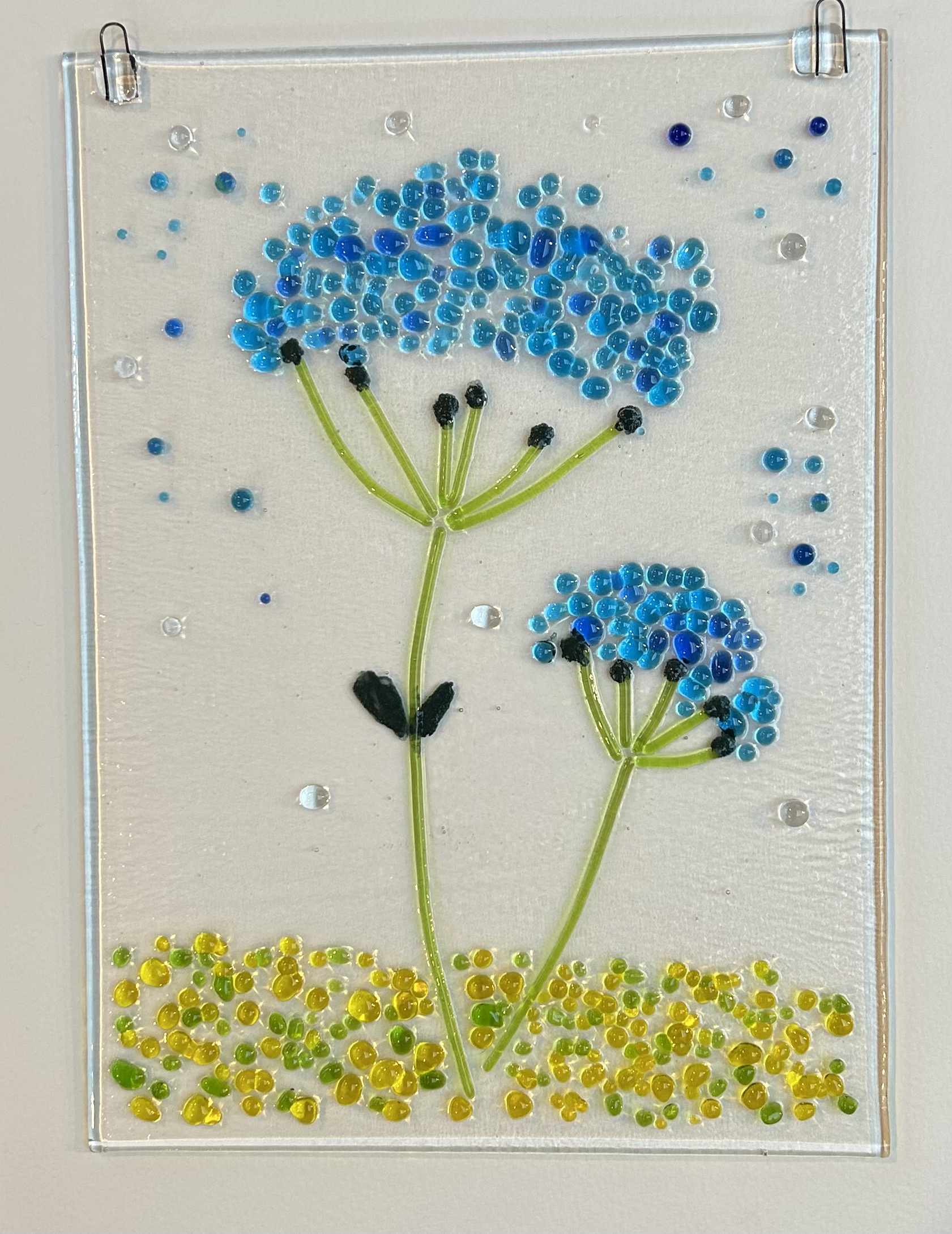 glaskunst-workshop-glasraam-blauwe-bloemen.jpeg