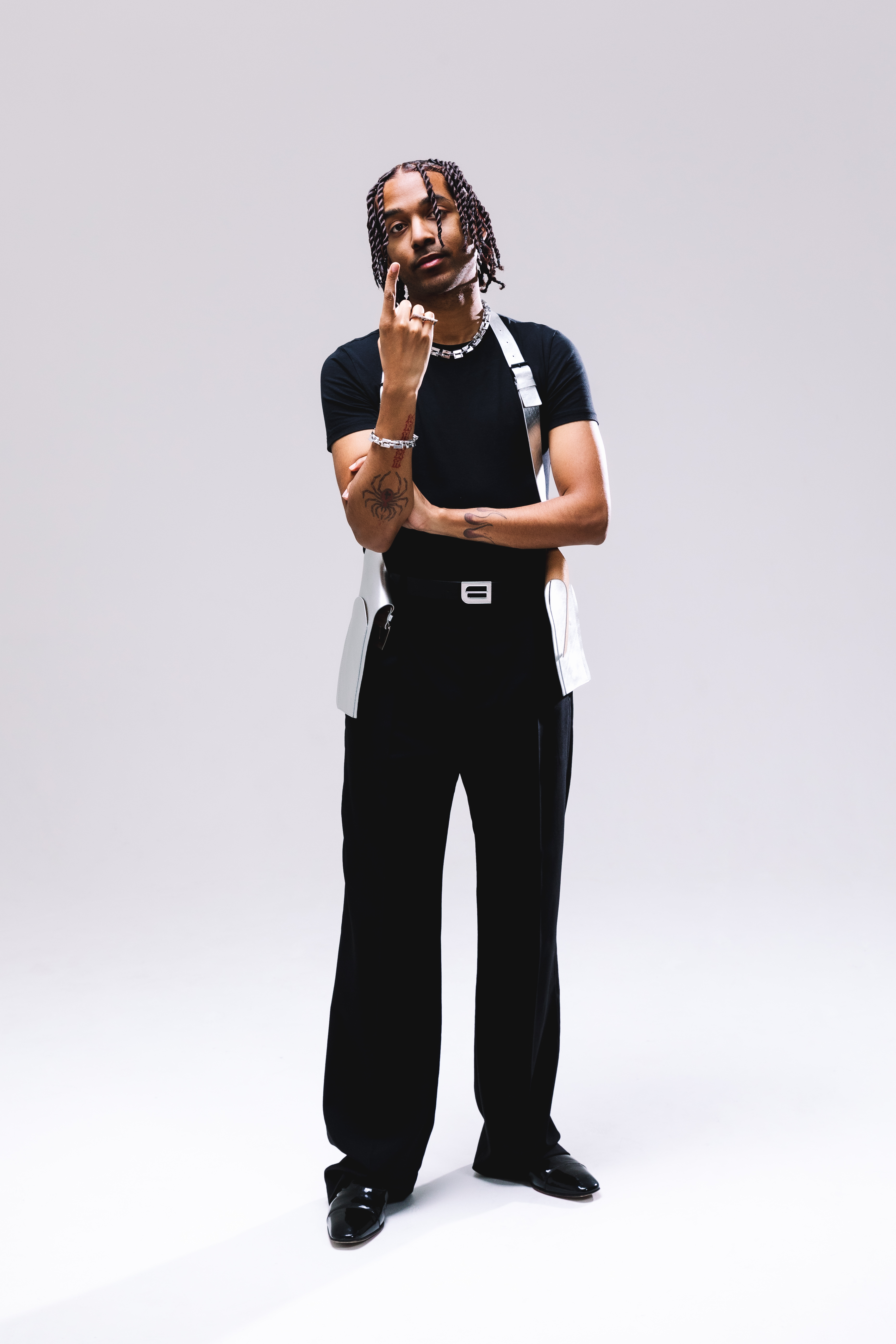 Op het nieuwe album van sor maken de klassieke elementen plaats voor zware trapbeats. Nederlandse hiphop op zijn best.