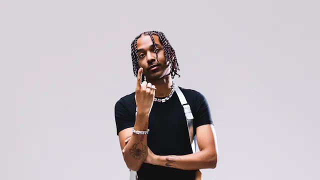 Op het nieuwe album van sor maken de klassieke elementen plaats voor zware trapbeats. Nederlandse hiphop op zijn best.