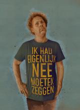 Persoon die denkend staat, met de titel op de t-shirt dat die draagt.