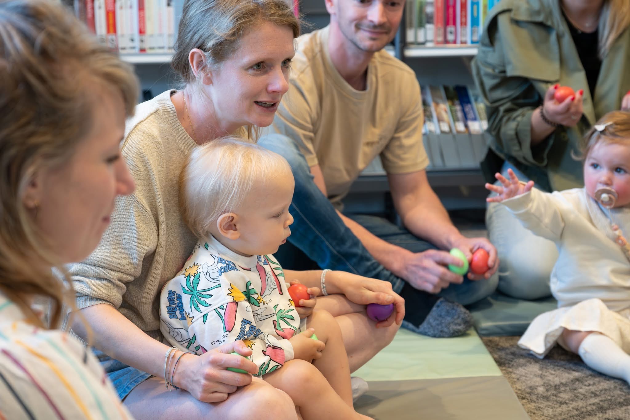 Ouders met peuters op de schoot maken muziek