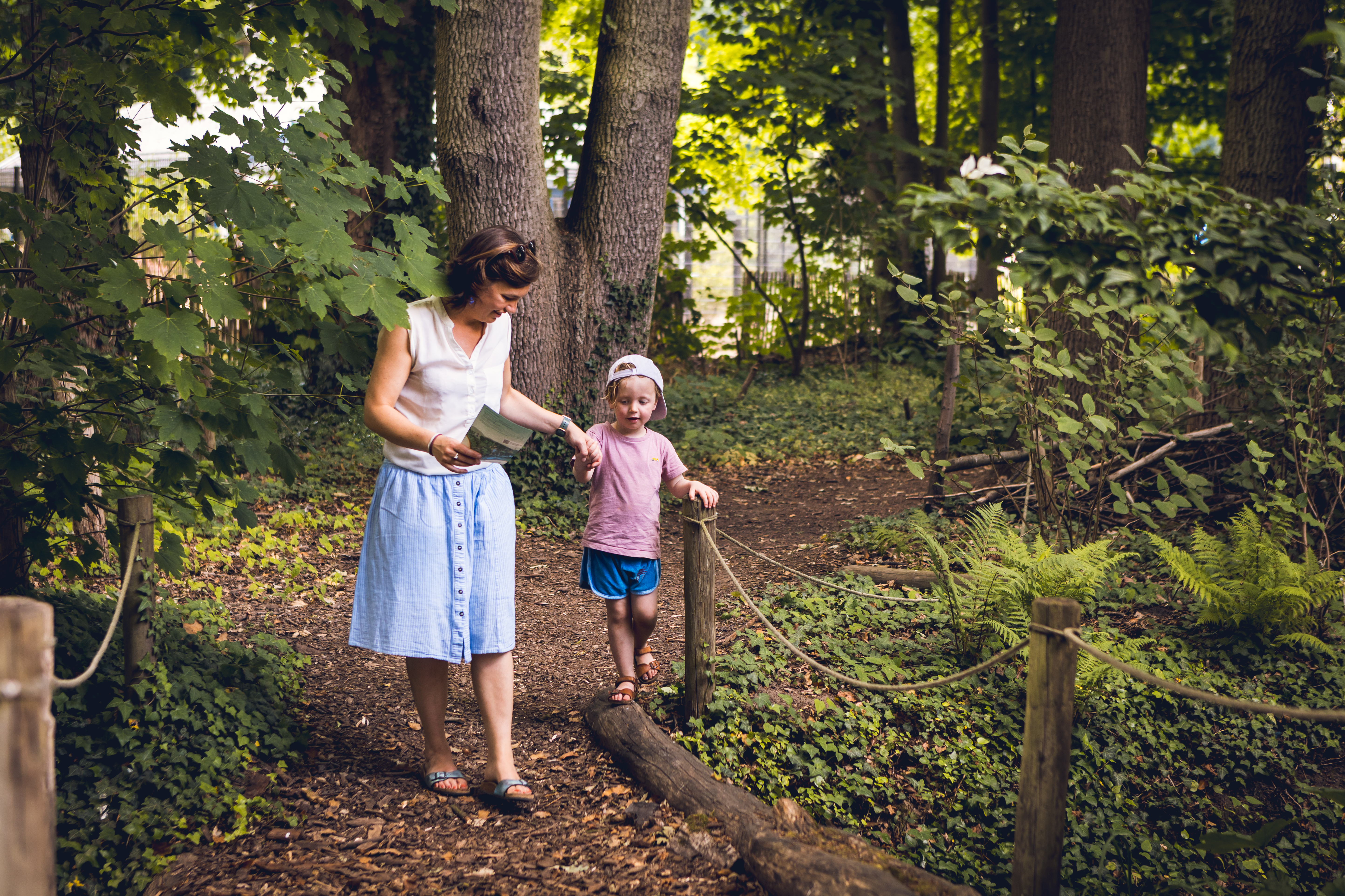 Moeder en kind op pad in het Riviernehof