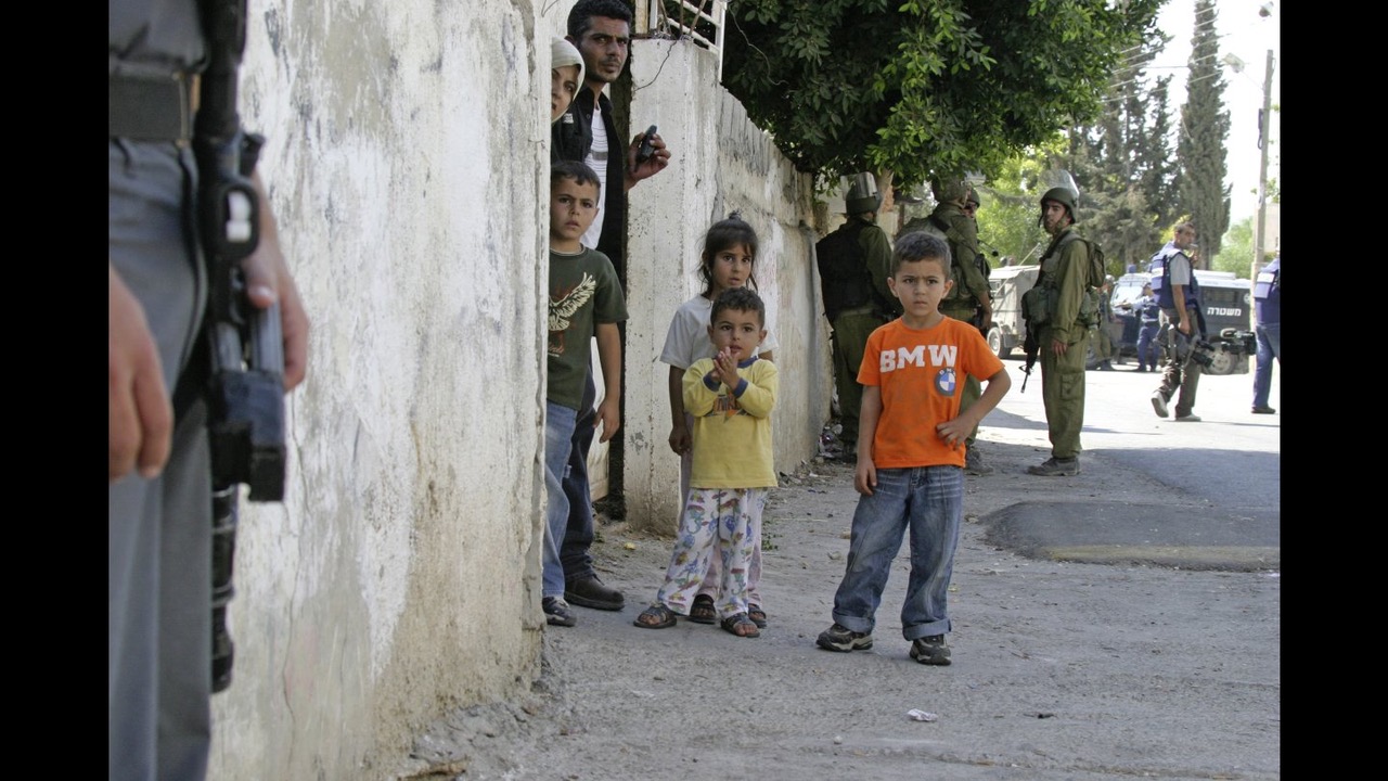 © 5 broken camera's (Emad Burnat & Guy Davidi, 2011)