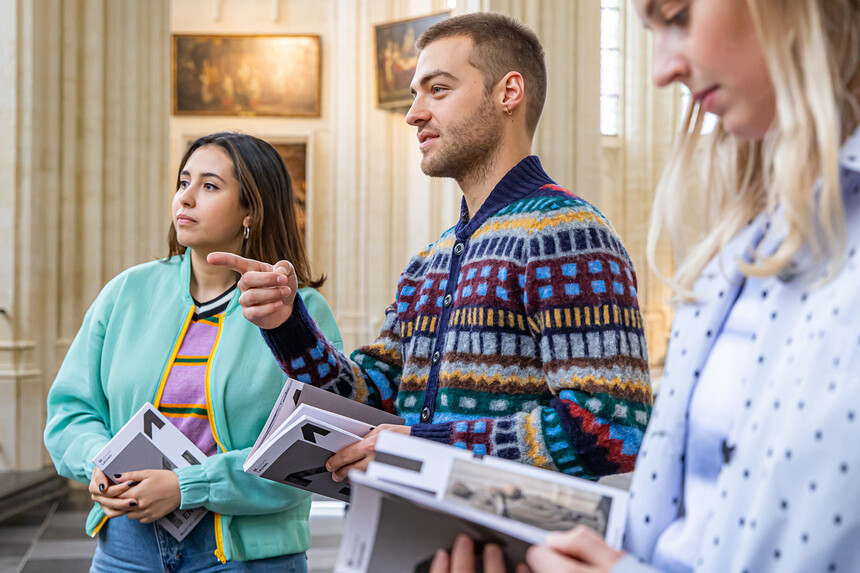 Bezoekers in de Sint-Pieterskerk van Leuven