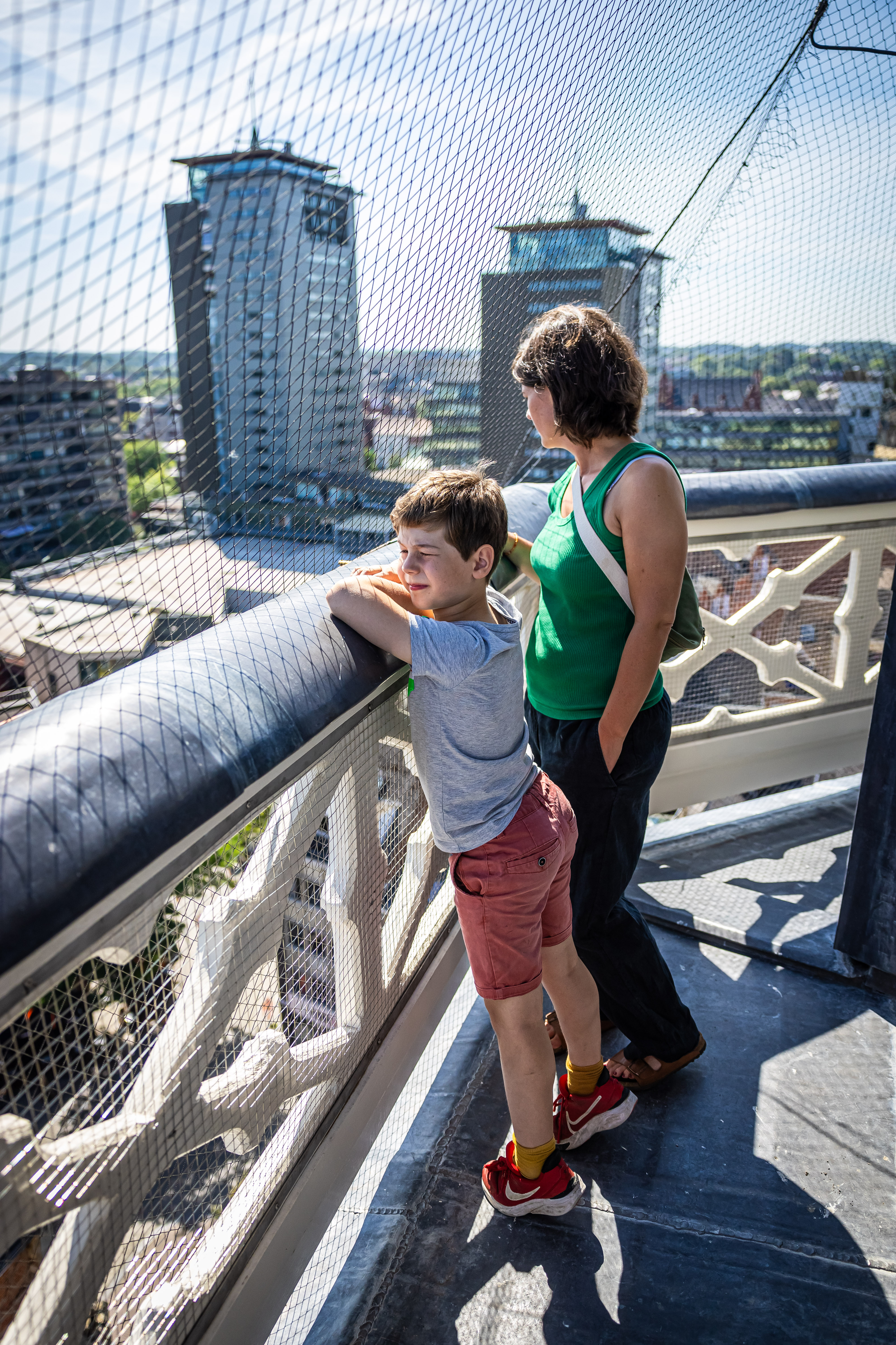 Moeder en zoon bovenaan het klokkenplatform van Beiaardtoren Hasselt